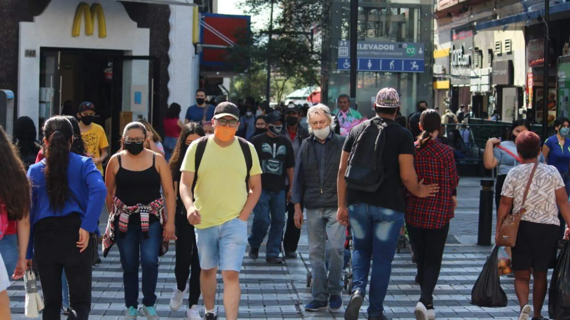 Tapatíos relajan medidas sanitarias paseando por el Centro Histórico de Guadalajara